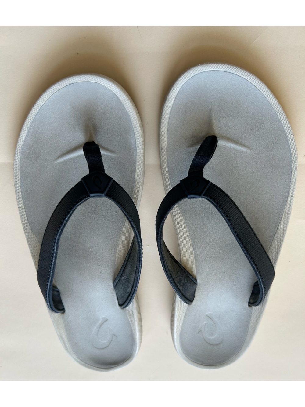 OluKai Black Strap Gray Footbed Women's Flip Flop Sandals 8
